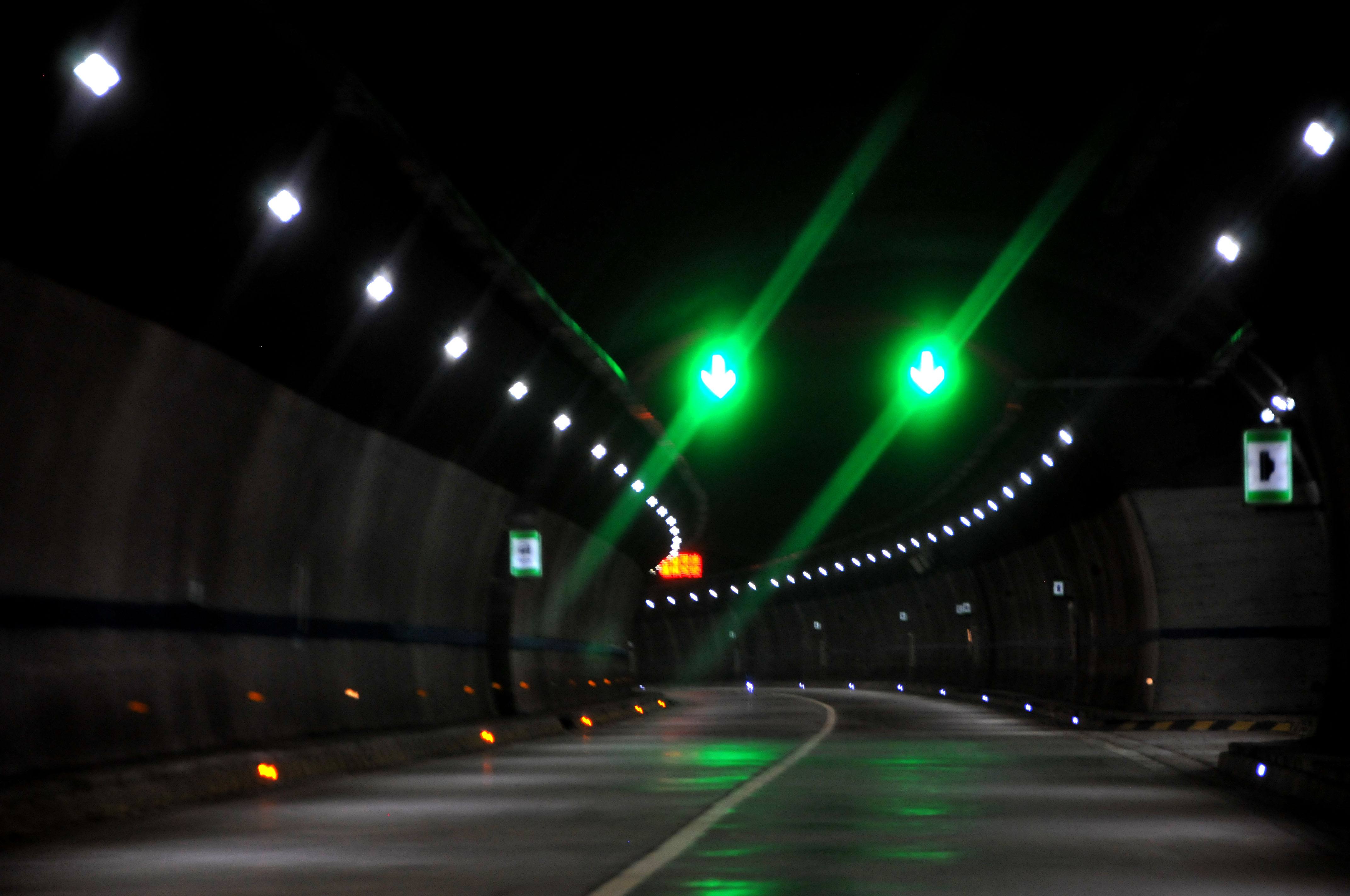 隧道里突然發(fā)生事故怎么辦(圖1) 隧道里突然發(fā)生事故怎么辦(圖1)