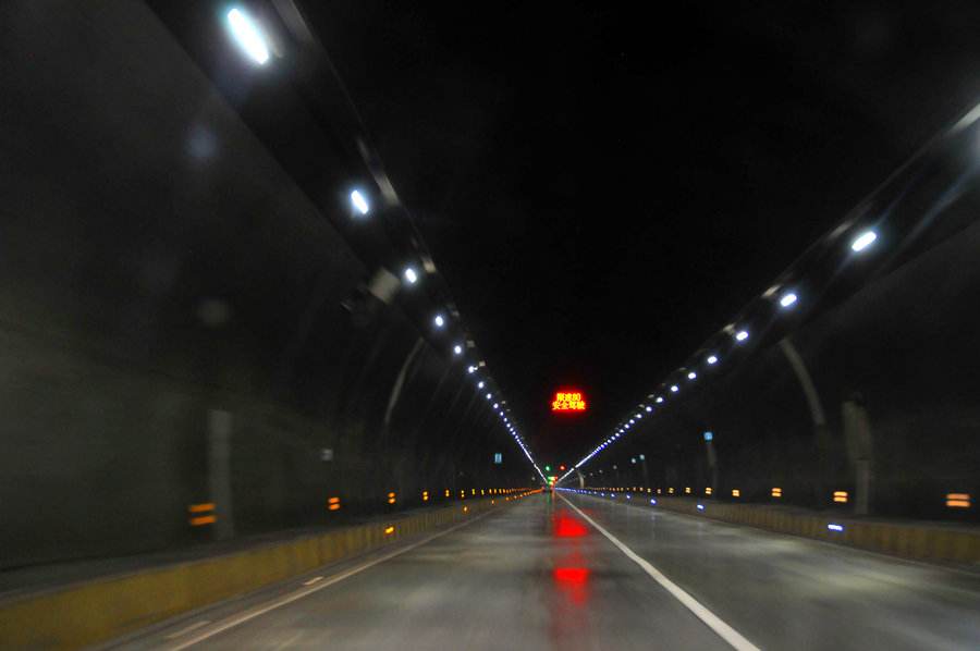 隧道里突然發(fā)生事故怎么辦(圖2) 隧道里突然發(fā)生事故怎么辦(圖2)
